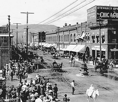 Crowds Line Downtown LaGrande Streets, 1908
