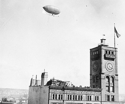 Dirigible Lands on Chamber of Commerce Bldg., 1905